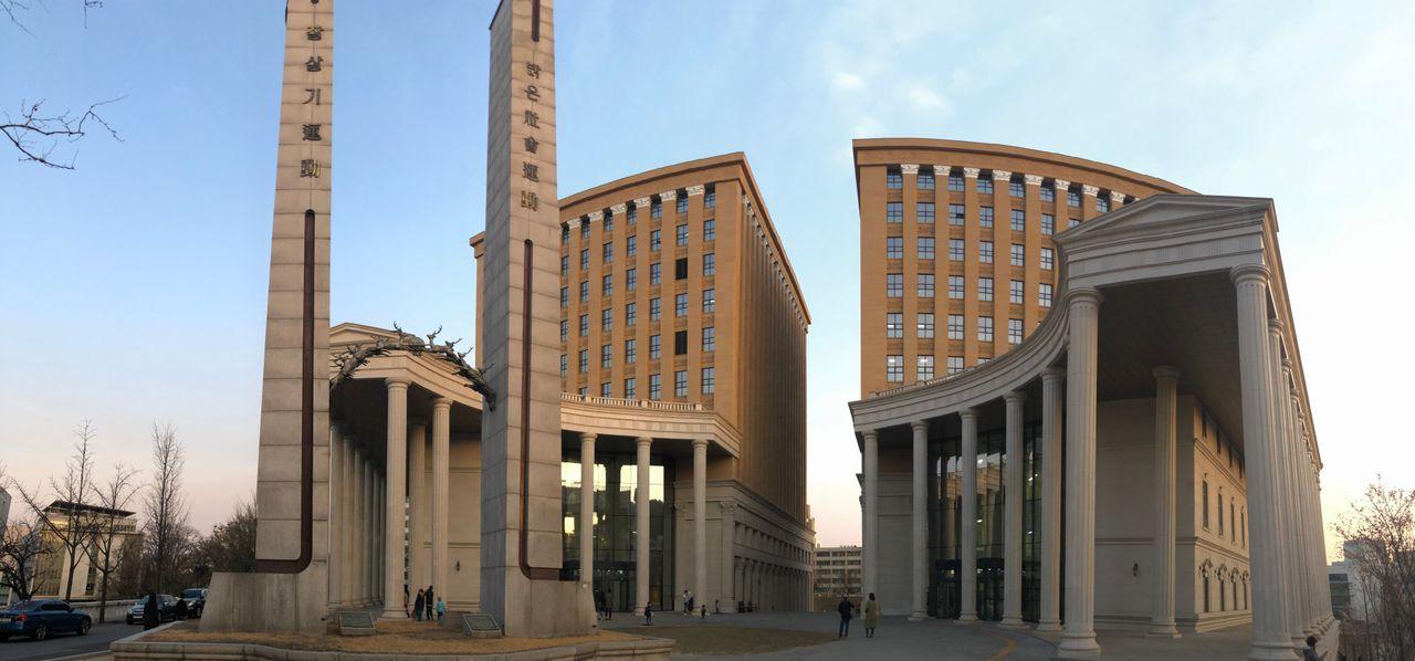 Take a walk on Kyung Hee campus with European architecture and cherry blossoms